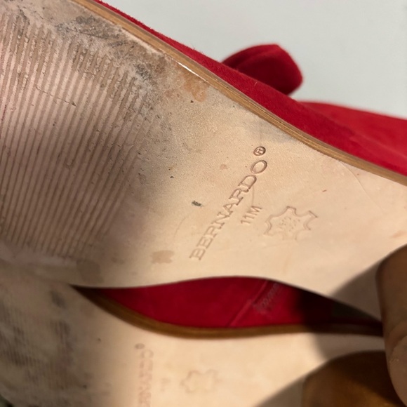 Bernardo Luna Bow Red Suede Peep Toe Round Wood Heel Shooties Sandals - Picture 11 of 11